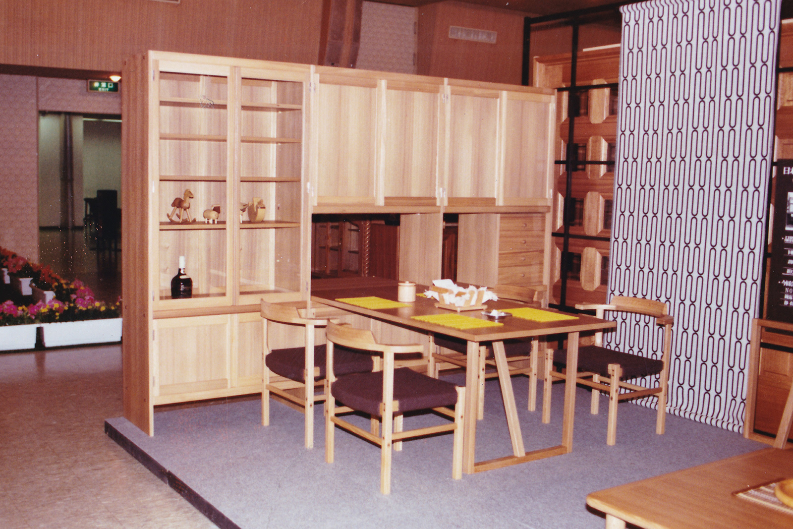 1978年(昭和 53年)旭川家具木工祭出品作品「間仕切り棚とダイニングセット」(仮展示)。