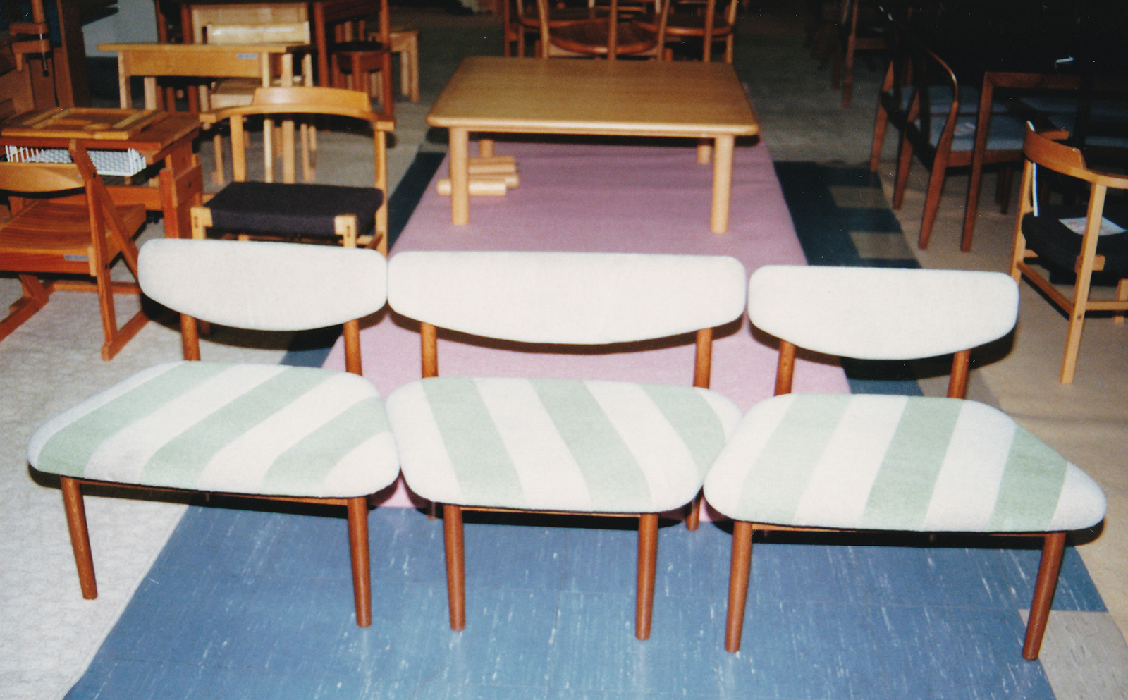 1980年(昭和55年)2月、秋岡氏との打ち合わせに使われた「畳椅子(連結椅子)」。