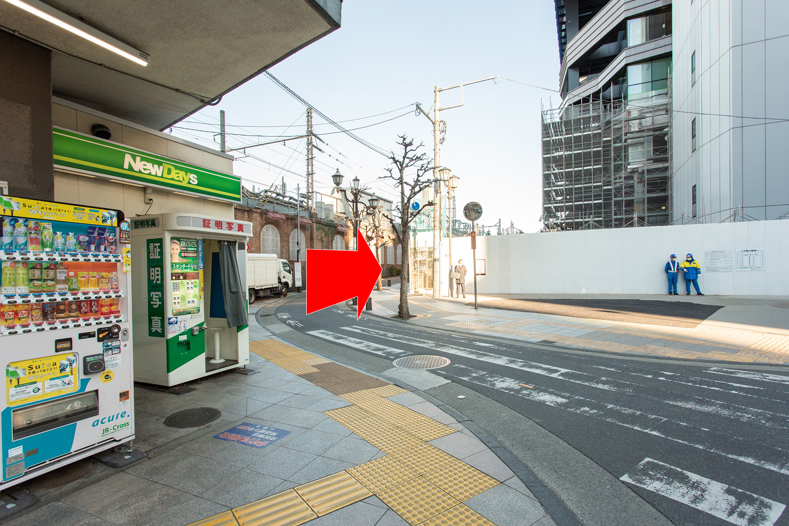 2.線路沿いの道を新宿方面に進みます。